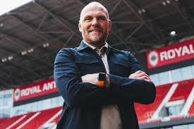 Joseph Oosting toont vol trots zijn Antwerp FC